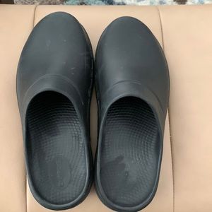 OOFOS clogs- solid black. Worn only around my house due to size. Very comfy
